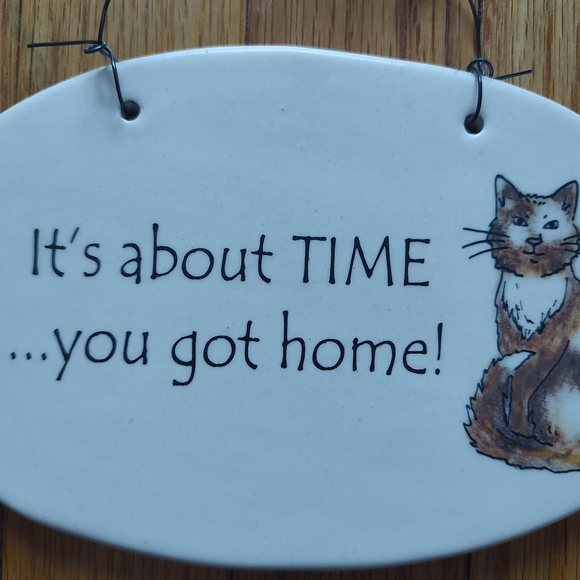 Vintage August Ceramic Cat Wall Plaque Sign Hanging Off White Beige USA Brown - Picture 3 of 15